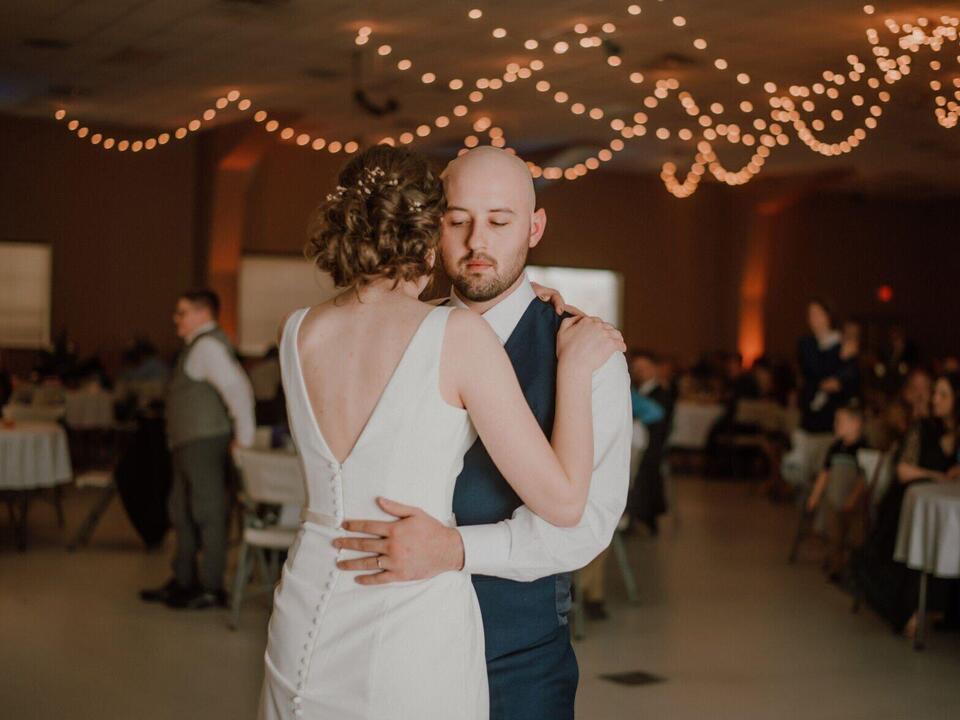 Omaha Couple gets Engaged at Neigh’s Drivein Theater Ilawer